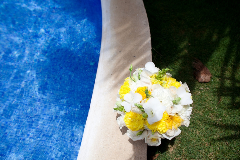 White and yellow bouquet for beach wedding
