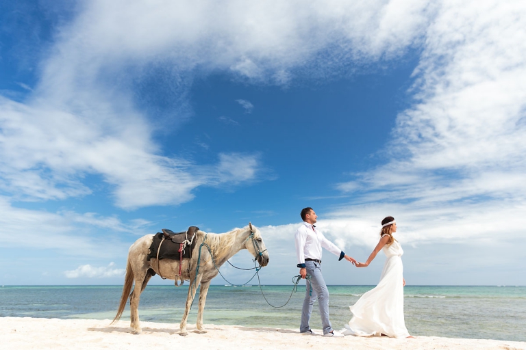 wedding photos with the white horse in punta cana